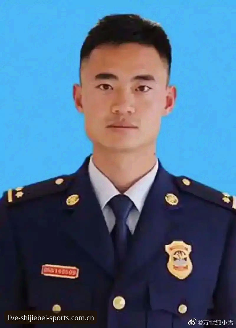 我认识一个叫张浩的哥们，三十五岁，在广告公司做了十年策略总监，收入不差，事业不赖，但每次喝到两瓶啤酒的时候，话就开始往同一个地方转：他上初中的儿子最近迷上了那些“教男人怎么说话”的网上博主，开始觉得女生都是势利眼，觉得读书没用，觉得男人就该硬、就该掌控一切。张浩说他看着儿子书桌上的那些亮屏的手机，突然觉得自己完全不会当爹了。这场隐秘的代际拉锯，在无数个普通家庭的客厅里无声上演，而这正是前英格兰队主帅加雷斯·索斯盖特最新纪录片《改变年轻男性的游戏规则》想要扒开给你看的内核。